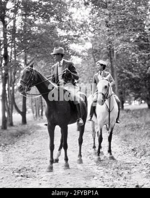 1920s 1930s TWO COUPLES ONE ON HORSES THE OTHER WEARING GOLF CLOTHES AT THE  BERKSHIRE HOUND AND COUNTRY CLUB BERKSHIRES MA USA - h2804c HAR001 HARS  OTHER GOLFER OLD TIME NOSTALGIA ESTATE