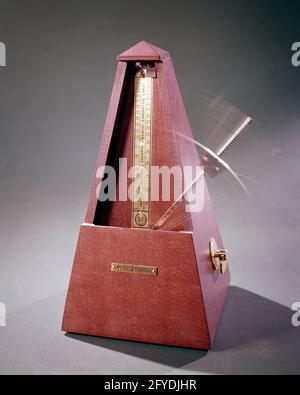 1970s SETH THOMAS MECHANICAL WIND-UP METRONOME WITH SWINGING PENDULUM THAT MAKES A REGULAR TICK USED BY MUSICIANS TO MARK TIME - ks7715 HAR001 HARS TICK HAR001 METRONOME OLD FASHIONED PENDULUM SETH THOMAS Stock Photo