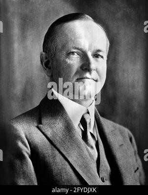 1920s PORTRAIT CALVIN COOLIDGE 30th PRESIDENT OF THE UNITED STATE OF AMERICA LOOKING AT CAMERA - q52287 CPC001 HARS CALVIN NEW ENGLAND UNITED  VICE-PRESIDENT BLACK AND WHITE CAUCASIAN ETHNICITY OLD FASHIONED