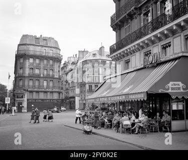 1950s A POPULAR PARISIAN SIDEWALK CAFE ON LEFT BANK NEAR SAINT GERMAIN DES PRES IN THE 6TH ARRONDISSEMENT PARIS FRANCE - r2610 MAY001 HARS PEDESTRIAN EUROPEAN PROPERTY NEAR REAL ESTATE 6TH STRUCTURES CITIES DINNERS POPULAR DES EDIFICE ARRONDISSEMENT DINE LEFT LEFT BANK BLACK AND WHITE OLD FASHIONED PARISIAN Stock Photo