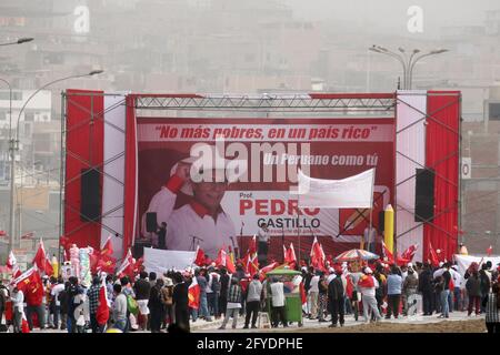 Lima, Peru. 26th May, 2021. People attend a campaign rally for Presidential candidate Pedro Castillo, in Villa El Salvador neighborhood. On June 6 Peruvians will go to the polls to elect new President between Castillo and Keiko Fujimori. Credit: Mariana Bazo/ZUMA Wire/Alamy Live News Stock Photo