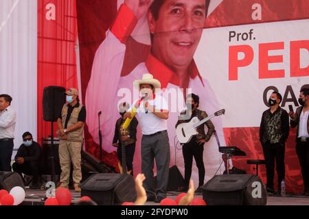 Lima, Peru. 26th May, 2021. Presidential candidate PEDRO CASTILLO gives a speech during a campaign rally in Villa El Salvador neighborhood. On June 6 Peruvians will go to the polls to elect new President between Castillo and Keiko Fujimori. Credit: Mariana Bazo/ZUMA Wire/Alamy Live News Stock Photo