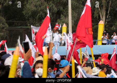 Lima, Peru. 26th May, 2021. People attend a campaign rally for Presidential candidate Pedro Castillo, in Villa El Salvador neighborhood. On June 6 Peruvians will go to the polls to elect new President between Castillo and Keiko Fujimori. Credit: Mariana Bazo/ZUMA Wire/Alamy Live News Stock Photo