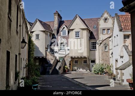 The medieval White Horse Close, hidden just off the Royal Mile in Edinburgh's Old Town. Stock Photo