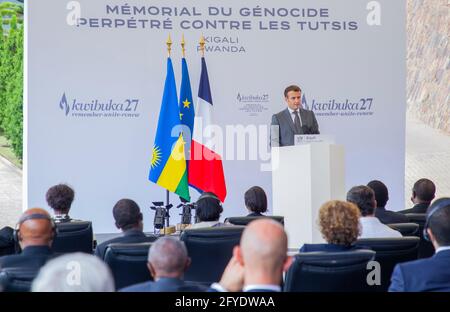 Kigali, Rwanda. 27th May, 2021. French President Emmanuel Macron (Rear) delivers a speech at the Kigali Genocide Memorial in Kigali, Rwanda, on May 27, 2021. Rwandan President Paul Kagame on Thursday said Rwanda and France are going to 'relate much better' to the benefit of two peoples, politically, economically and culturally, during a joint press conference in Kigali with the visiting French President Emmanuel Macron. Credit: Cyril Ndegeya/Xinhua/Alamy Live News Stock Photo