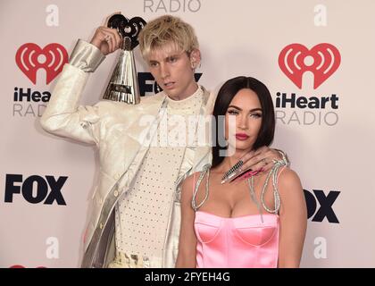 Hollywood, USA. 27th May, 2021. HOLLYWOOD, CA - MAY 27: Machine Gun Kelly and Megan Fox with the award for Alternative Rock Album of the Year at the 2021 “iHeartRadio Music Awards” airing live from The Dolby Theatre in Los Angeles, Thursday, May 27 (8:00-10:00 PM ET live/PT tape-delayed) on FOX. CR: Scott Kirkland/FOX/PictureGroup/Sipa USA © 2021 FOX MEDIA, LLC. (Photo by Scott Kirkland/FOX/PictureGroup/Sipa USA) Credit: Sipa USA/Alamy Live News Stock Photo