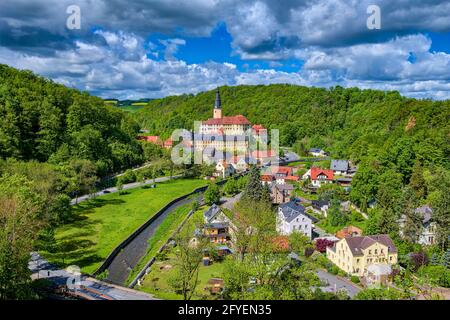 Aerial view of Weesenstein castle and the houses of the village, the river Müglitz flowing through. Stock Photo