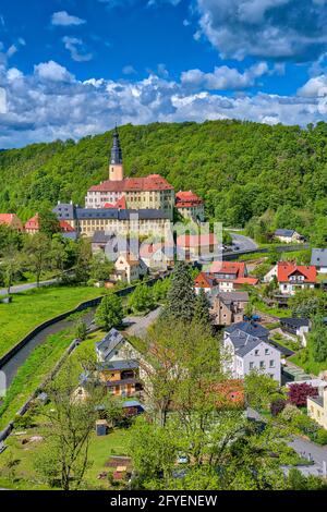 Aerial view of Weesenstein castle and the houses of the village, the river Müglitz flowing through. Stock Photo