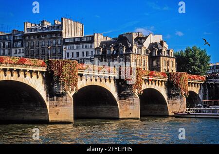 FRANCE. PARIS (75). THE PONT NEUF ADORNED WITH FLOWERS FROM THE
