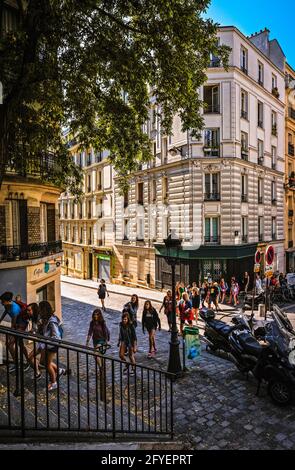FRANCE. PARIS (75). SCHOOL GROUP VISITING AND CLIMBING MONTMARTRE'S STAIRS, RUE CHAPPE Stock Photo