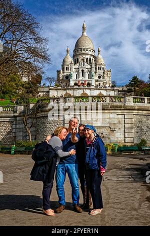 FRANCE. PARIS (75). TOURISTS TAKING SELFIES IN FRONT OF THE SACRE-COEUR BASILICA IN MONTMARTRE Stock Photo