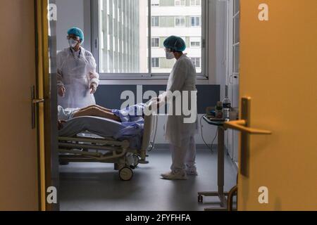 Mobilization of an elderly patient by a physiotherapist, Covid hospitalization unit of the CHU de Limoges. Stock Photo