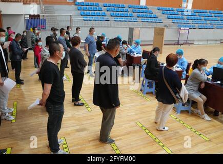 Tangshan, China's Hebei Province. 28th May, 2021. Residents queue to receive COVID-19 vaccines at a vaccination site in Tangshan, north China's Hebei Province, May 28, 2021. Credit: Yang Shiyao/Xinhua/Alamy Live News Stock Photo