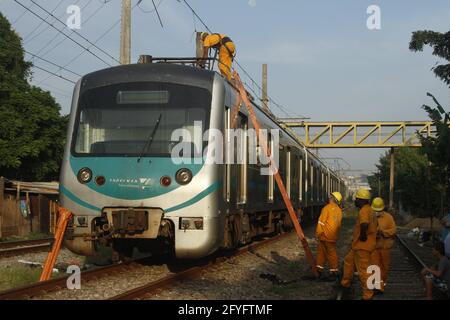 May 28 21 Rio De Janeiro Rio De Janeiro Brasil Int Fire Hits Supervia Train And Leaves Injured In Rio De Janeiro May 28 21 Rio De Janeiro Brazil Passengers Are Rescued