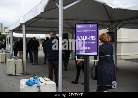 Melbourne, Australia. 28th May, 2021. People wait outside a COVID-19 vaccination center in Melbourne, Australia, on May 28, 2021. Australia has seen the COVID-19 vaccine doses administered surpass 4 million, almost two months after the government's initial deadline for the target. Credit: Xue Bai/Xinhua/Alamy Live News Stock Photo