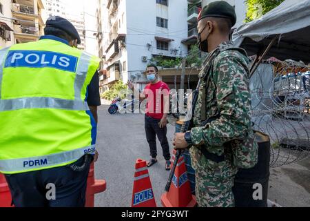 (210528) -- KUALA LUMPUR, May 28, 2021 (Xinhua) -- Police and soldier talk with a local resident at a residential area which is under the enhanced movement control order (EMCO) due to the outbreak of COVID-19 cases in Cheras on the outskirt of Kuala Lumpur, Malaysia, May 28, 2021. The Malaysian government on Friday announced a two-week 'total lockdown' to halt all economic and social activities from June 1 in a bid to contain the COVID-19 pandemic.The announcement came as Malaysia reported a record high of 8,290 new COVID-19 cases on Friday, bringing the national total to 549,514. (Photo by Ch Stock Photo