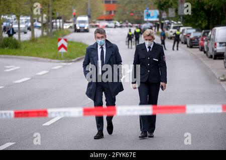 Hamburg, Germany. 28th May, 2021. Hamburg police chief Ralf Martin Meyer (l) with police press officer Sandra Levgrün at the cordoned-off crime scene. A man was shot dead by officers during a police operation in Hamburg-Winterhude on Friday. The unknown man had previously stopped cars, damaged them and threatened the drivers with a knife, a police spokeswoman said. Credit: Jonas Walzberg/dpa/Alamy Live News Stock Photo