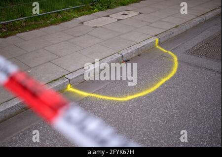 Hamburg, Germany. 28th May, 2021. An apparently damaged knife lies in a trace marker at the cordoned-off crime scene. A man was shot dead by officers during a police operation in Hamburg-Winterhude on Friday. The unknown man had previously stopped cars, damaged them and threatened the drivers with a knife, a police spokeswoman said. Credit: Jonas Walzberg/dpa/Alamy Live News Stock Photo