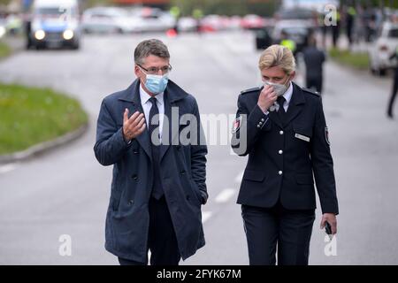 Hamburg, Germany. 28th May, 2021. Hamburg police chief Ralf Martin Meyer (l) with police press officer Sandra Levgrün at the cordoned-off crime scene. A man was shot dead by officers during a police operation in Hamburg-Winterhude on Friday. The unknown man had previously stopped cars, damaged them and threatened the drivers with a knife, a police spokeswoman said. Credit: Jonas Walzberg/dpa/Alamy Live News Stock Photo