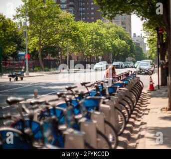 New York, USA. 26th May, 2021. CitiBike users at a docking station in Chelsea in New York on Wednesday, May 26, 20210. (Photo by Richard B. Levine) Credit: Sipa USA/Alamy Live News Stock Photo