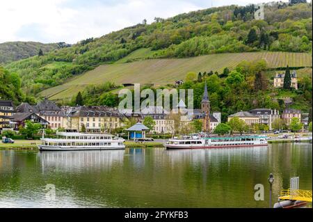 Traben-Trarbach am Mosel. Beautiful historical town on the loop of romantic Moselle river. Ship, ships, church with a hill. Rhineland-Palatinate, Germ Stock Photo