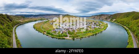180 degree aerial Panorama view on Minheim. Beautiful town on the loop of romantic Moselle, Mosel river. Nearby Wintrich, Piesport,  Bernkastel-Kues. Stock Photo