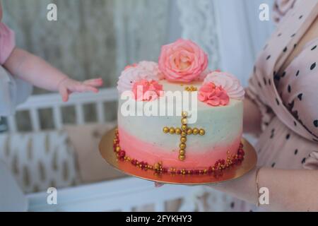Pink marble cake with marshmallows and cupcakes on a plate, close-up Stock Photo