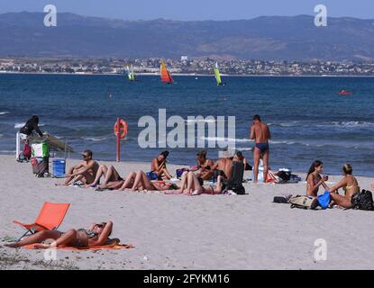 Cagliari, Italy. 28th May, 2021. People relax on a beach in Cagliari, Sardinia, Italy, on May 28, 2021. All Italian regions have turned to 'yellow' since Monday, indicating a low risk of contagion, and the lowest level of anti-COVID-19 restrictions, according to the country's national health authorities. Credit: Alberto Lingria/Xinhua/Alamy Live News Stock Photo