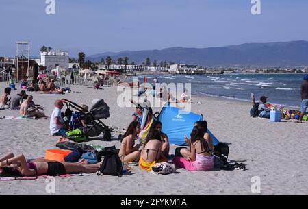 Cagliari, Italy. 28th May, 2021. People relax on a beach in Cagliari, Sardinia, Italy, on May 28, 2021. All Italian regions have turned to 'yellow' since Monday, indicating a low risk of contagion, and the lowest level of anti-COVID-19 restrictions, according to the country's national health authorities. Credit: Alberto Lingria/Xinhua/Alamy Live News Stock Photo