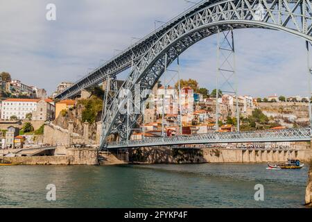 Dom Luis bridge over Douro river in Porto, Portugal Stock Photo