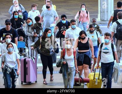 Orlando, United States. 28th May, 2021. Travelers wearing protective face masks arrive at Orlando International Airport on the Friday before Memorial Day. As more and more people have received the COVID-19 vaccine, American Automobile Association (AAA) is predicting more than 37 million Americans will travel more than 50 miles this Memorial Day weekend, many for the first time since the pandemic began. (Photo by Paul Hennessy/SOPA Images/Sipa USA) Credit: Sipa USA/Alamy Live News Stock Photo