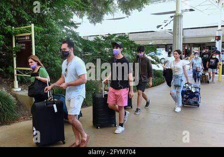 Orlando, United States. 28th May, 2021. Travelers arrive at Orlando International Airport on the Friday before Memorial Day. As more and more people have received the COVID-19 vaccine, American Automobile Association (AAA) is predicting more than 37 million Americans will travel more than 50 miles this Memorial Day weekend, many for the first time since the pandemic began. (Photo by Paul Hennessy/SOPA Images/Sipa USA) Credit: Sipa USA/Alamy Live News Stock Photo