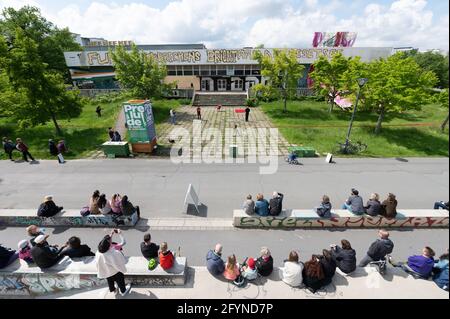 Dresden, Germany. 29th May, 2021. Dancers of the Landesbühnen Sachsen stand in front of the former canteen of the GDR combine Robotron during the dance performance 'Beethoven Today Actions'. The guest performance of the Landesbühnen Sachsen in cooperation with the Kunsthaus Dresden is part of the art project Prelude Northeast Southwest. Credit: Sebastian Kahnert/dpa-Zentralbild/ZB/dpa/Alamy Live News Stock Photo