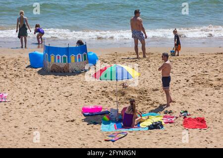Bournemouth, Dorset UK. 29th May 2021. UK weather: lovely warm sunny day at Bournemouth beaches, as people flock to the seaside to enjoy the sunshine for the start of the long Bank Holiday weekend, as more people take staycations because of restrictions on foreign travel due to Covid.  Credit: Carolyn Jenkins/Alamy Live News Stock Photo