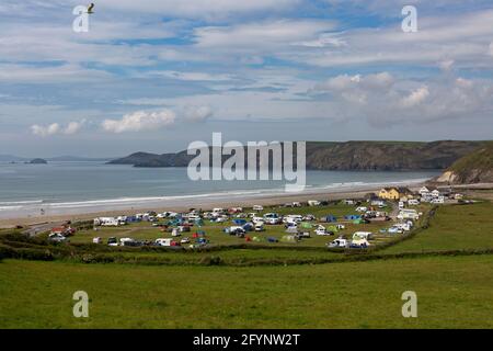 Newgale, Pembrokeshire, Wales, UK. 29 May, 2021. Viuew of a busy campsite and Newgale Beach in Pembrokeshire as the bank holiday weekend begins. Credit: Gruffydd Ll. Thomas/Alamy Live News Stock Photo