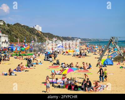 Bournemouth, UK. 29th May, 2021. Bournemouth, UK. Saturday 29 May 2021. Crowds are on Bournemouth Beach on a sunny bank holiday weekend in the UK. Credit: Thomas Faull/Alamy Live News Stock Photo