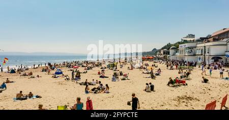 Bournemouth, UK. 29th May, 2021. Bournemouth, UK. Saturday 29 May 2021. Crowds are on Bournemouth Beach on a sunny bank holiday weekend in the UK. Credit: Thomas Faull/Alamy Live News Stock Photo