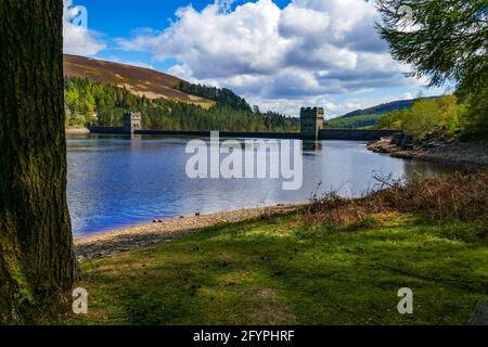 Gritstone towers at Derwent Reservoir and dam, Ladybower, Peak District, Derbyshire, UK Stock Photo