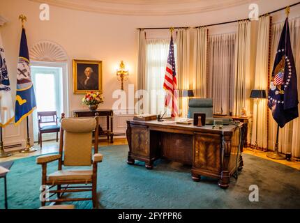 Replica of the Oval Office and Resolute Desk in the Lyndon Baines ...