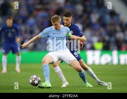 Porto, Portugal, 29th May 2021. Kevin De Bruyne of Manchester City tackled by Jorginho of Chelsea during the UEFA Champions League match at the Estadio do Dragao, Porto. Picture credit should read: David Klein / Sportimage Stock Photo