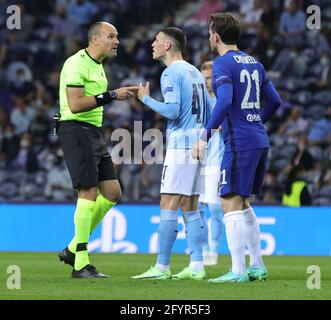 PORTO, PORTUGAL - MAY 29: Manchester Citys Phil Foden appeals to Referee Mateu Lahoz for a penalty during the UEFA Champions League Final between Manchester City and Chelsea FC at Estadio do Dragao on May 29, 2021 in Porto, Portugal. (Photo by MB Media)