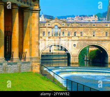 UK, England, Avon, Bath, Grand Parade Gardens, with Pulteney Bridge / Weir and river Avon, Stock Photo