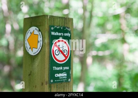 Henley-on-Thames, 30 May 2021: A sign post for walkers beside a path at Lambridge Wood, South Oxfordshire, a Site of Special Scientific Interest and an Area of Outstanding Natural Beauty just outside Henley-on-Thames. Despite warm weather and sunshine the woods were quiet except for a small number of walkers and cyclists. Anna Watson/Alamy Stock Photo