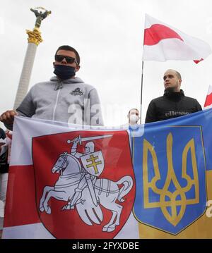 Kiev, Ukraine. 30th May, 2021. Protestors hold Ukrainian and former Belarusian flags during a rally of solidarity with Belarusian anti-government movement and in support of detained journalist Roman Protasevich, on Independence Square in Kiev, Ukraine, 30 May 2021. Credit: Serg Glovny/ZUMA Wire/Alamy Live News Stock Photo