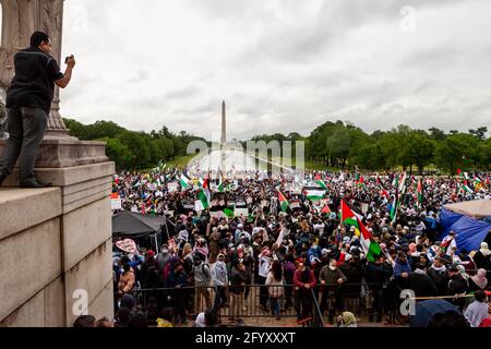 Washington, DC, USA, May 29, 2021.  Pictured: Over 5000 people attend the National March for Palestine at the Lincoln Memorial.  Thousands of people from the eastern half of the United States came to Washington to participate in the march.  American Muslims for Palestine and the US Council of Muslim Organizations co-hosted the event with 7 partnering organizations, and an additional 109 organizations endoresed the march.  Credit: Allison Bailey / Alamy Live News Stock Photo