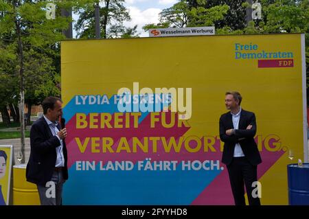 Andreas Silbersack und FDP-Bundeschef Christian Lindner bei einer Wahlkampfveranstaltung am Steintor-Platz am 30.5.2021 in Halle (Saale) Stock Photo