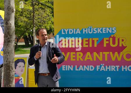 Andreas Silbersack und FDP-Bundeschef Christian Lindner bei einer Wahlkampfveranstaltung am Steintor-Platz am 30.5.2021 in Halle (Saale) Stock Photo