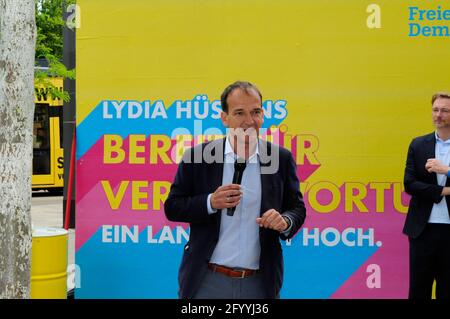 Andreas Silbersack und FDP-Bundeschef Christian Lindner bei einer Wahlkampfveranstaltung am Steintor-Platz am 30.5.2021 in Halle (Saale) Stock Photo