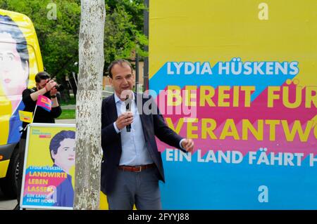 Andreas Silbersack und FDP-Bundeschef Christian Lindner bei einer Wahlkampfveranstaltung am Steintor-Platz am 30.5.2021 in Halle (Saale) Stock Photo