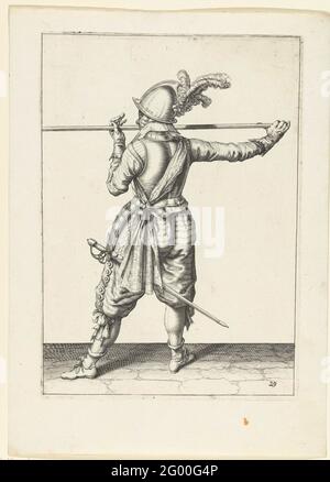 Soldier, seen on the back, wearing his skewer with both hands horizontally at nose height, his right hand at the foot of the weapon, his face to the left; Arms handhe van Roers Musquettes and the Splies. A soldier, for full, on the back, who wears a skewer (lance) with both hands horizontally at nose height, his right hand at the foot of the weapon, his face to the left. This print is part of the range of 32 numbered prints of skewers from the arms. Stock Photo